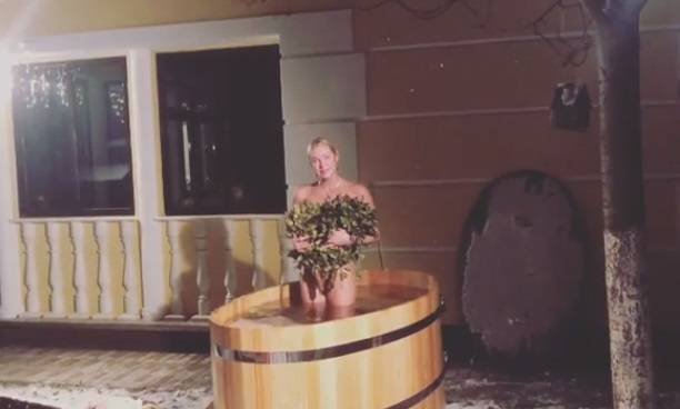Совершенно голая Анастасия Волочкова сняла видео в купели
