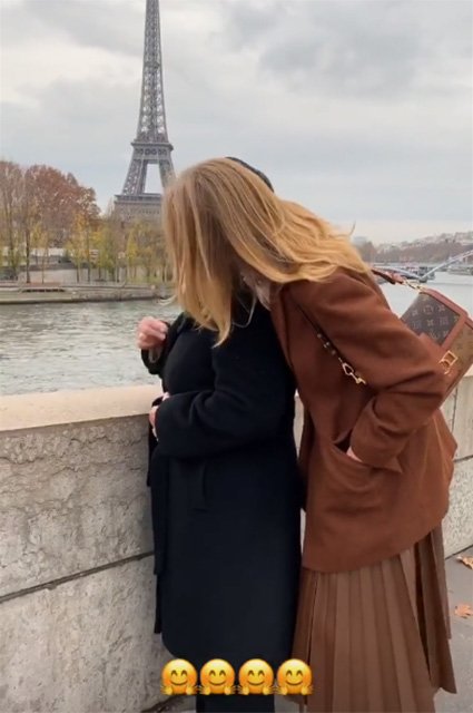 Наталья Водянова прогулялась по Парижу в компании необычной спутницы