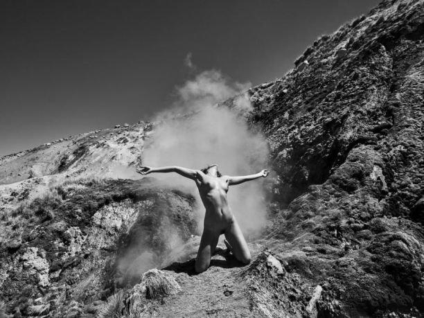 Модель Мариса Папен устроила фотосессию в стиле "ню" в Чили