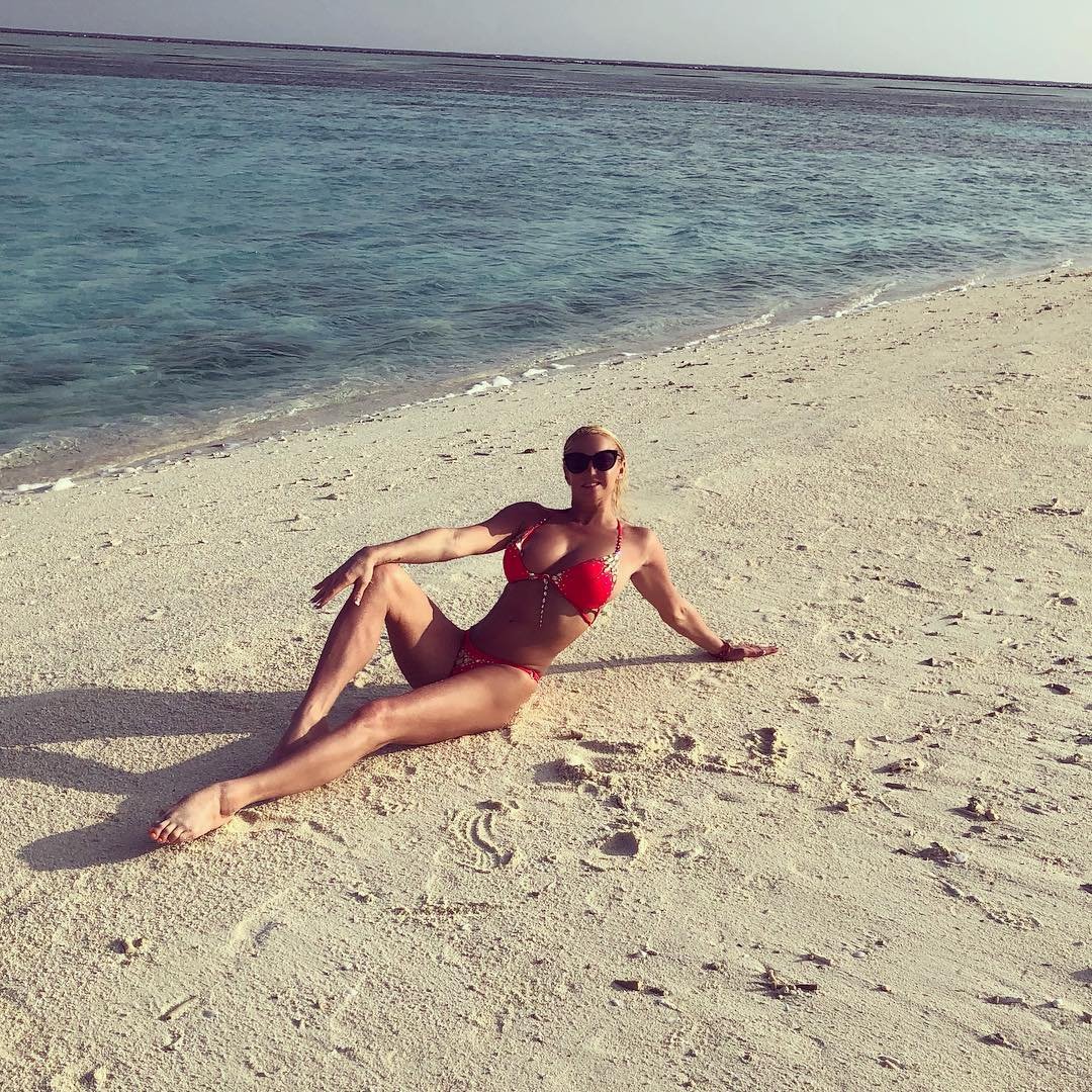 Анастасия Волочкова произвела фурор на пляже Мальдив (30 фото)