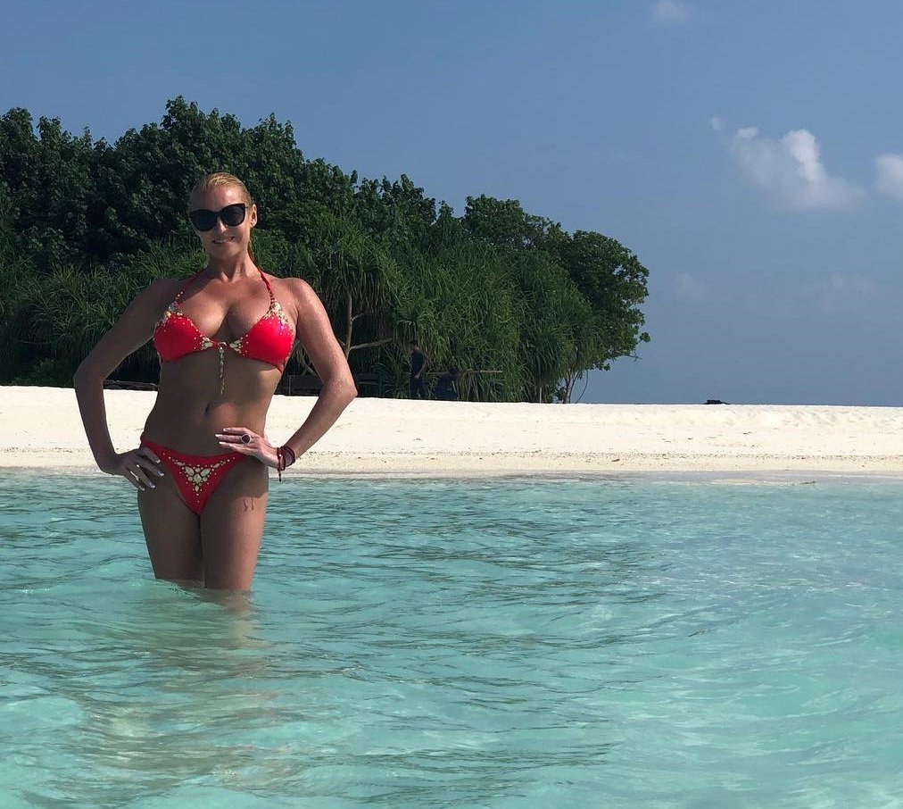 Анастасия Волочкова произвела фурор на пляже Мальдив (30 фото)