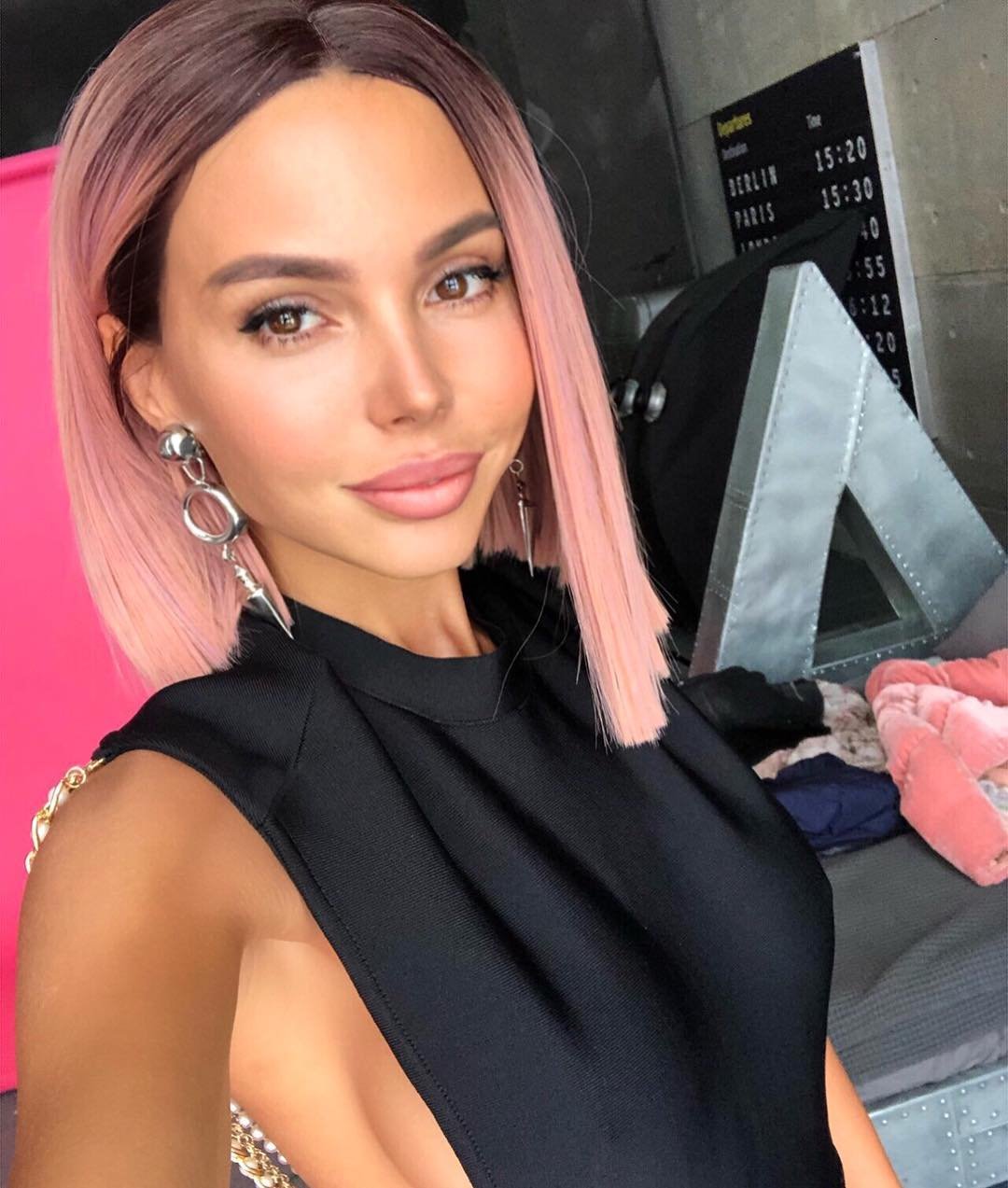 Оксана Самойлова кардинально сменила имидж, покрасив волосы в розовый цвет