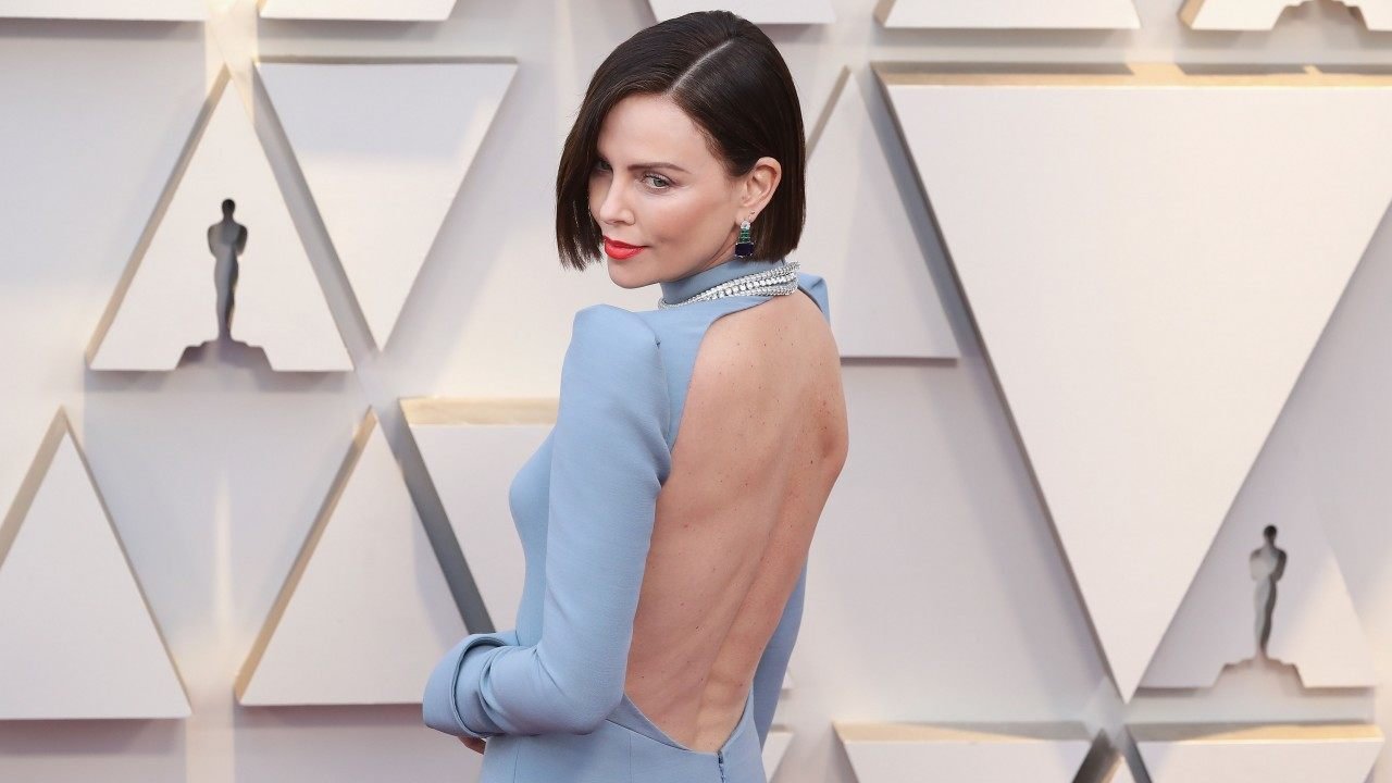 Шарлиз Терон в неоднозначном платье с открытой спиной на «Оскар-2019»