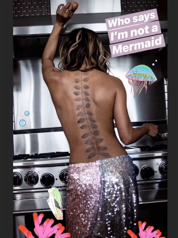 Холли Берри показала свою новую татуировку во всю спину