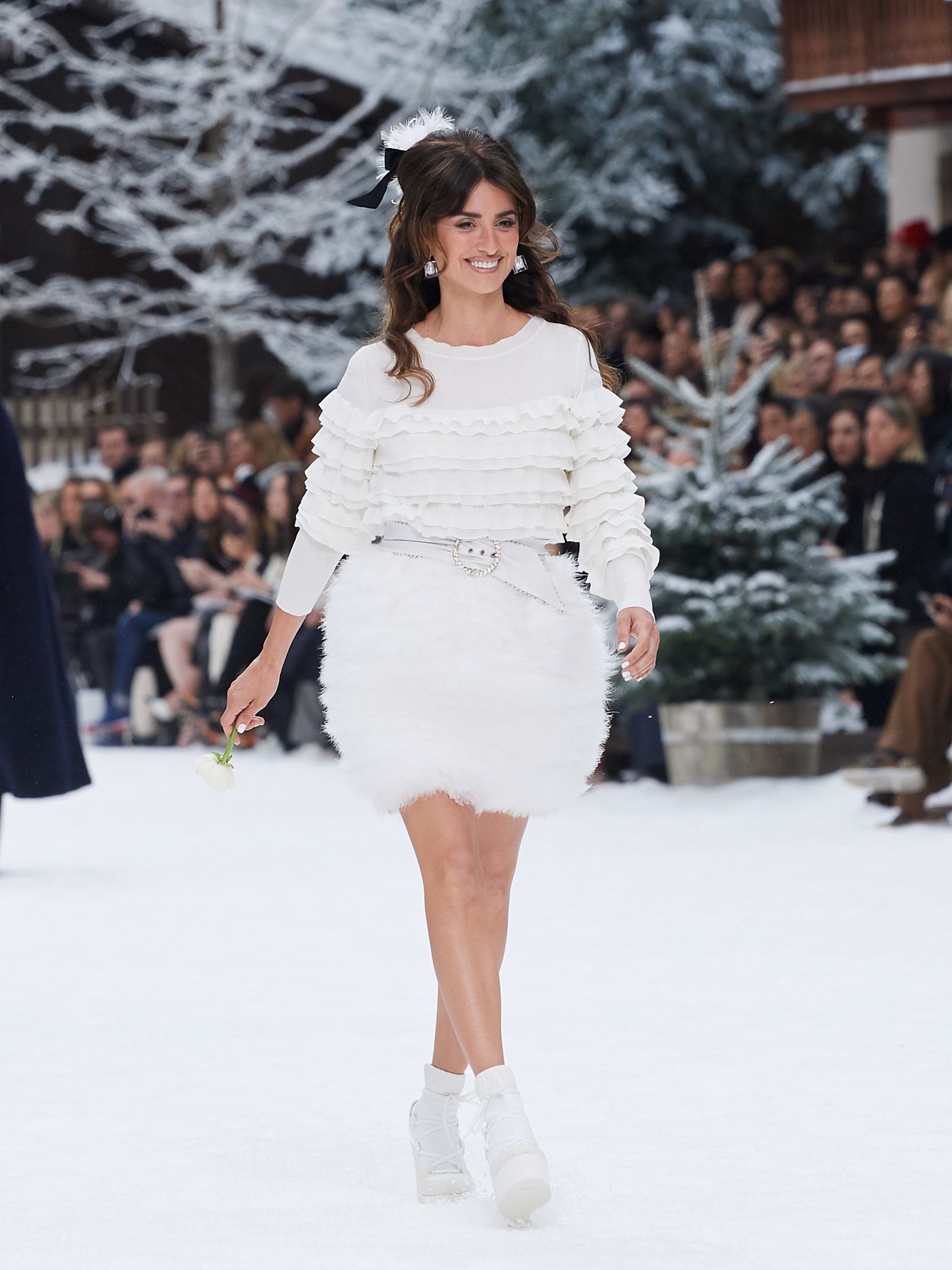 В память о Карле Лагерфельде: Пенелопа Крус впервые прошла по подиуму на показе Chanel