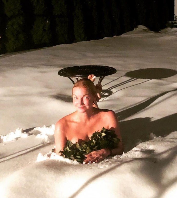 Балерина Анастасия Волочкова нырнула в снег
