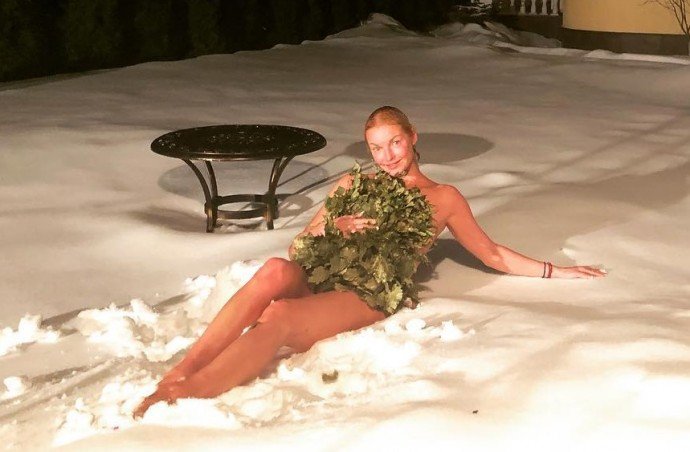 Балерина Анастасия Волочкова нырнула в снег