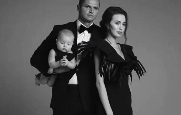 Дмитрий Тарасов и Анастасия Костенко снялись в эротической фотосессии с дочкой