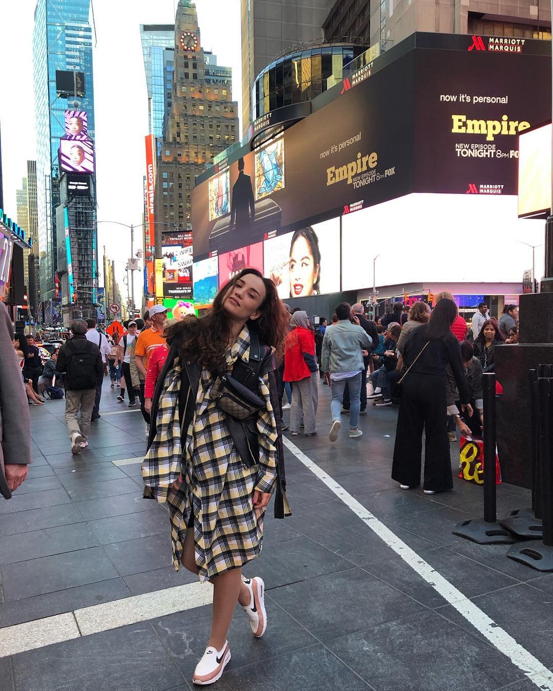 Виктория Дайнеко снялась обнаженной на фоне улицы в Нью-Йорке