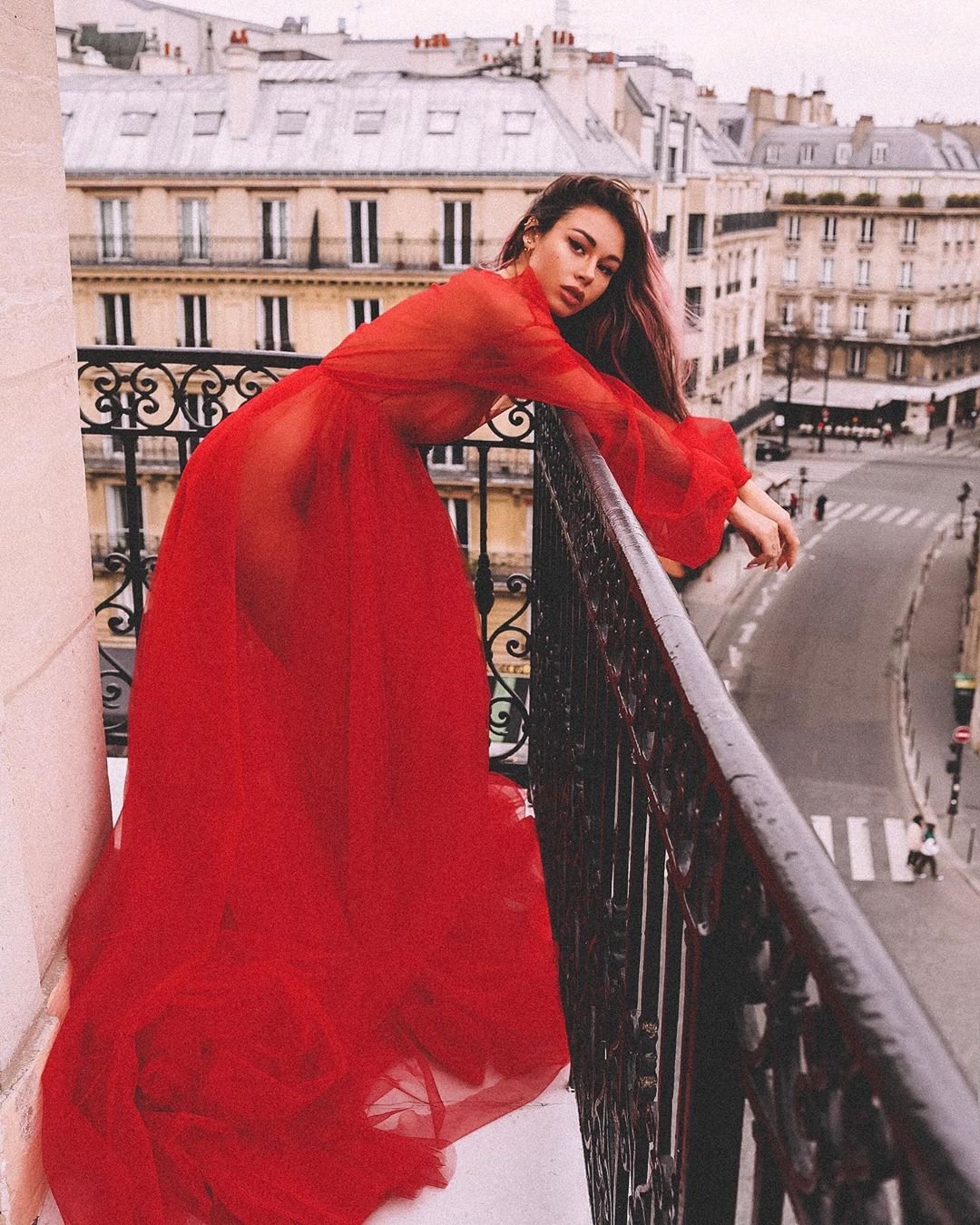 Модель Диана Мелисон поразила откровенной фотосессией в Париже