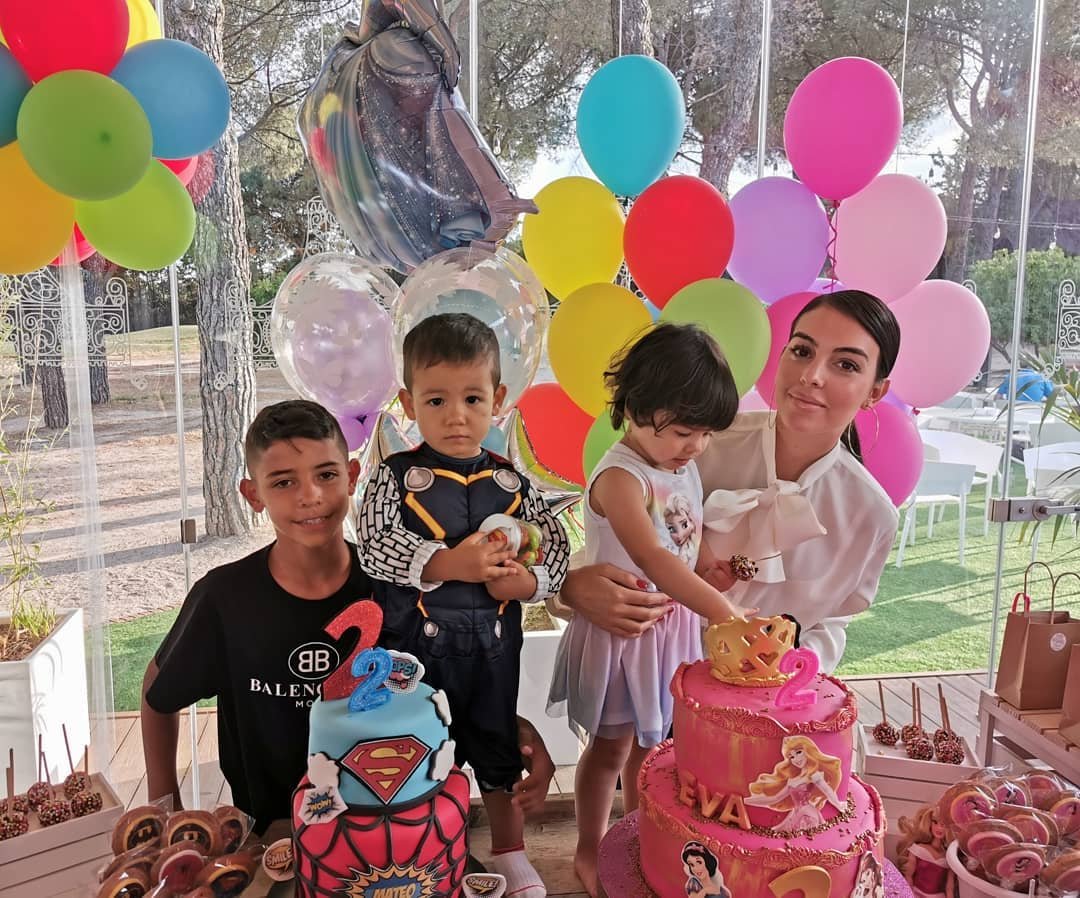 Отпуск для шестерых: Криштиану Роналду с невестой и детьми в Греции