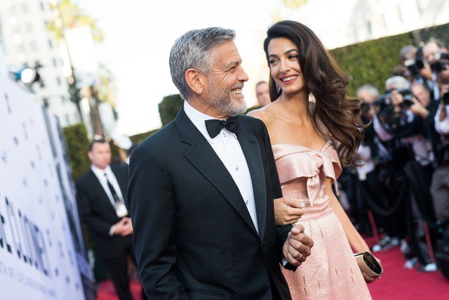 Фотографы запечатлели Джорджа Клуни с супругой на романтическом ужине