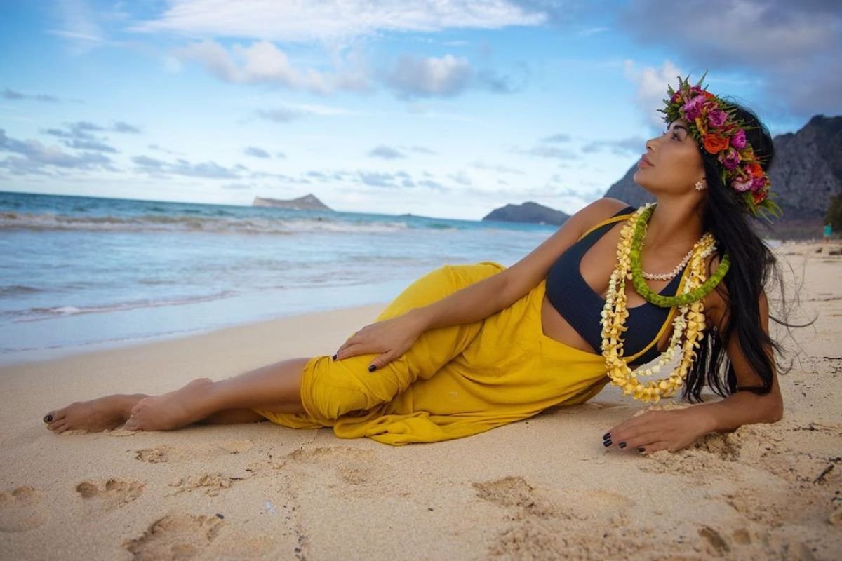 Николь Шерзингер устроила солнечную фотосессию на Гавайях