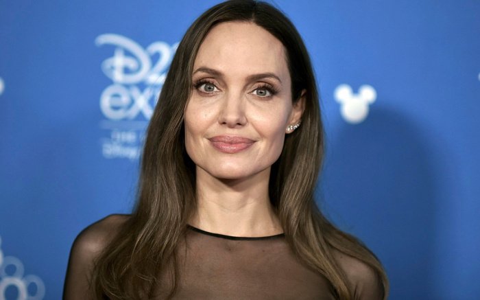 Анджелина Джоли на киноконвенте Disney: откровенный и стильный образ