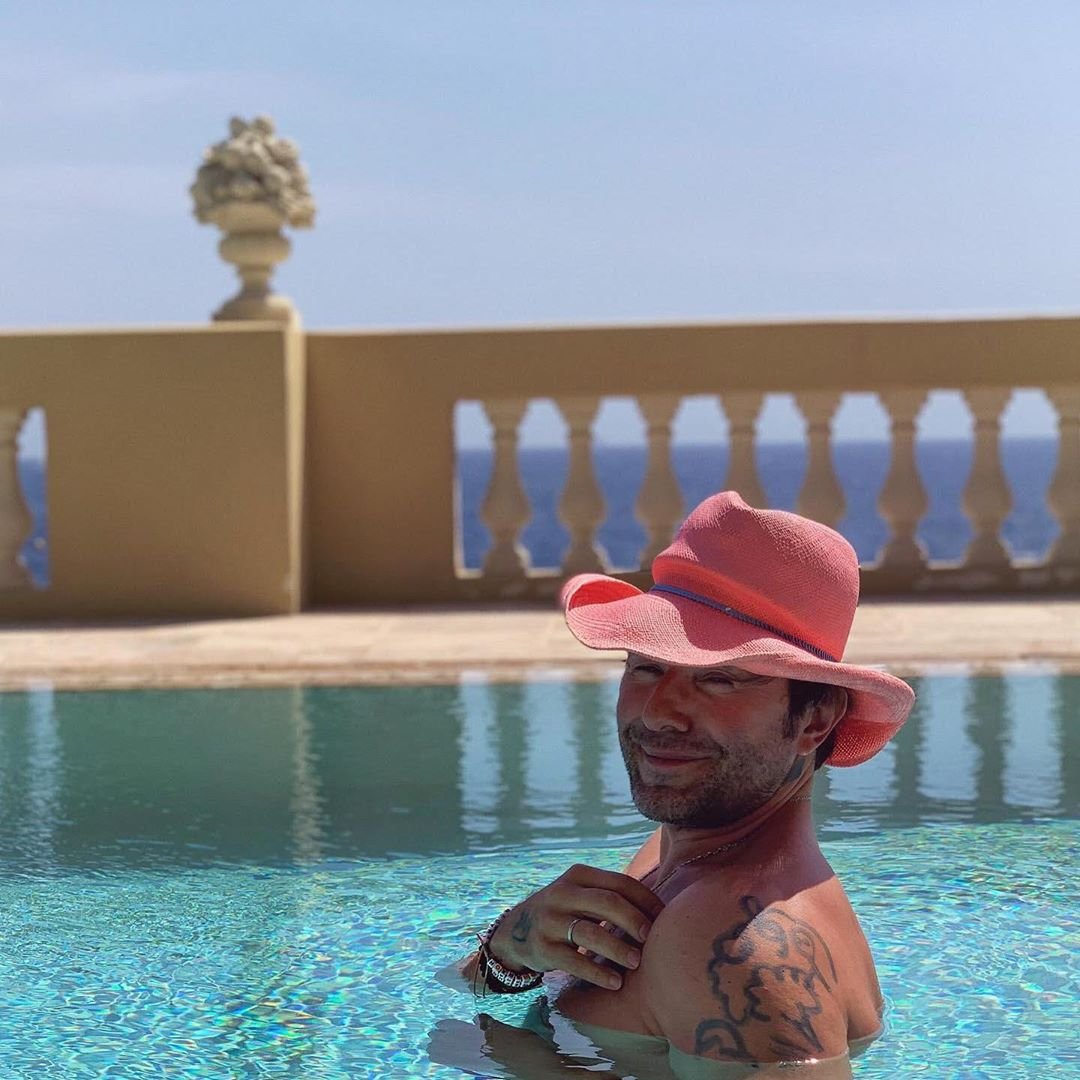Андрей Малахов в розовой шляпе искупался в бассейне с рэпером Фараоном