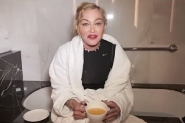 Вершина эпатажа: Мадонна показала поклонникам, как пьёт собственную мочу