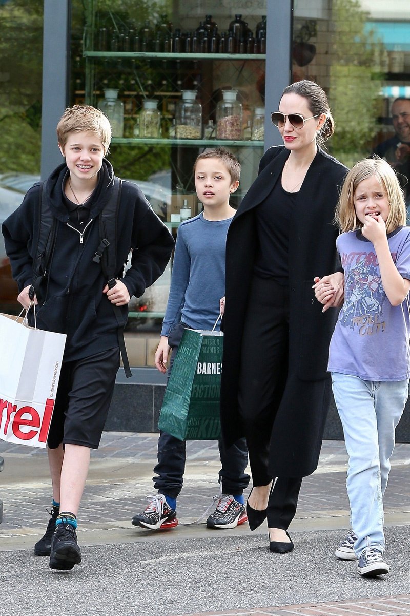 Дочь Анджелины Джоли и Брэда Питта официально поменяла имя на мужское
