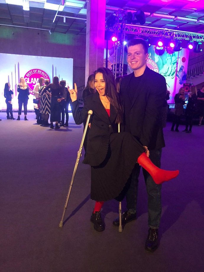 Instagram-блогер Лерчек появилась на модной премии в гипсе и на костылях