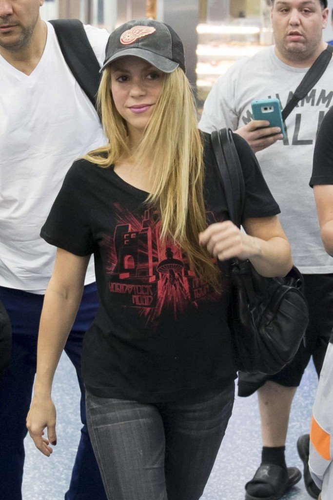 Шакира попала под вспышки камер в аэропорту