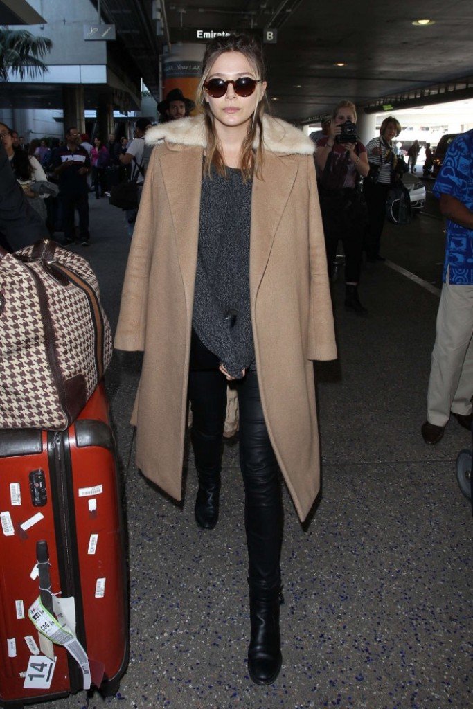 Элизабет Олсен выглядит стильно даже в аэропорту