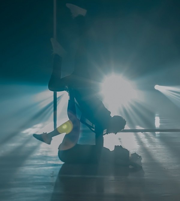 Юлианна Караулова сняла звезд проекта Танца на ТНТ в новом клипе «Внеорбитные»