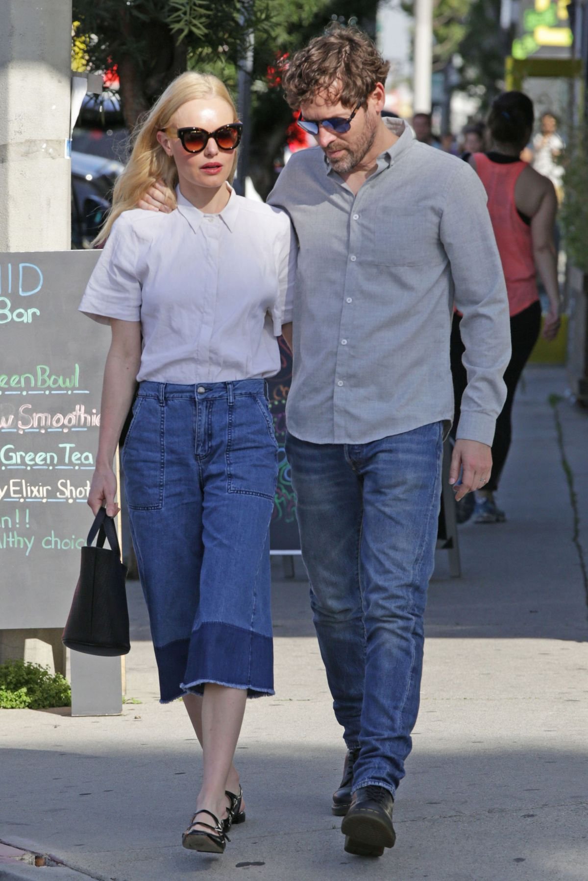 Кейт Босуорт прогулялась по Голливуду в непринужденном наряде