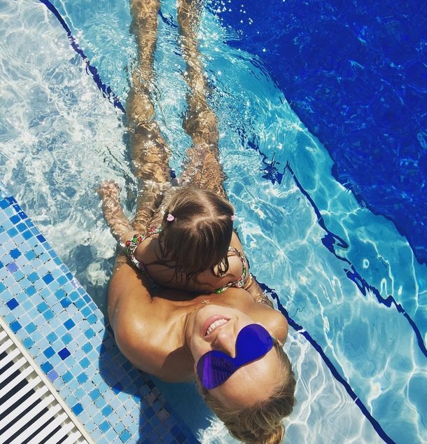 Татьяна Навка показала милый снимок с дочкой в бассейне