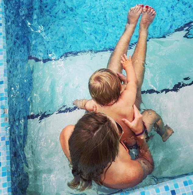 Татьяна Навка показала милый снимок с дочкой в бассейне