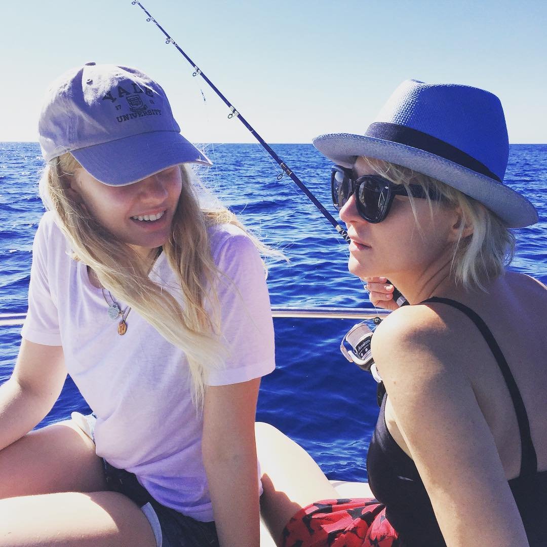 Рената Литвинова на рыбалке с дочкой в Средиземном море