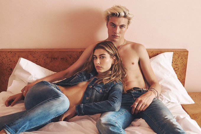 Хейли Болдуин и Лаки Блу Смит романтично рекламируют джинсы