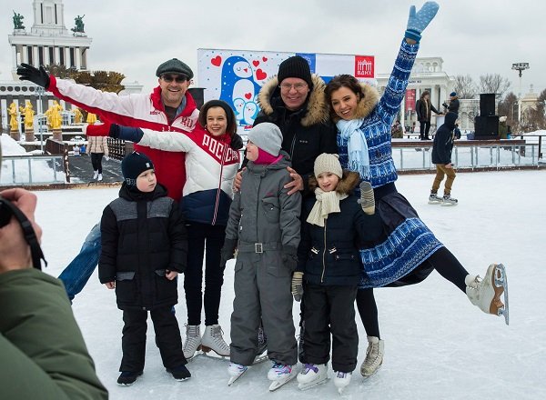 Ксения Алферова, Егор Бероев и другие звезды провели на ВДНХ День Добра