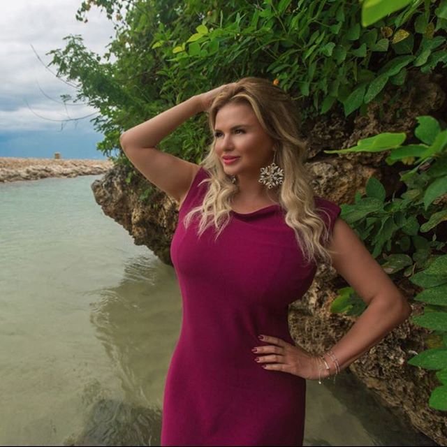 Анна Семенович шокировала поклонников своим пляжным фото