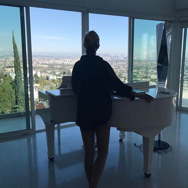 Виктория Боня показала роскошный вид из своего нового дома в Лос-Анджелесе