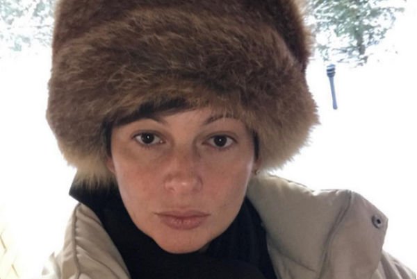 Виктория Талышинская скрывает лицо ребенка