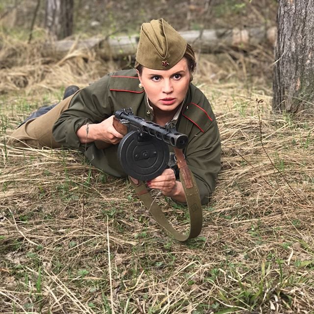 Анна Семенович удивила сеть снимком в военной форме с оружием