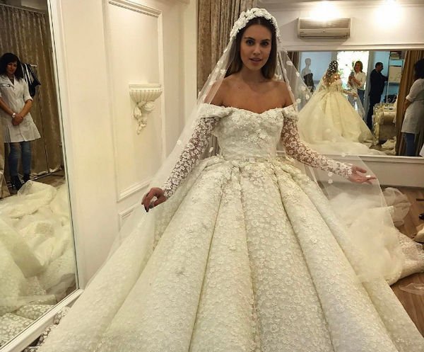 Саша Артемова примерила свадебные платья