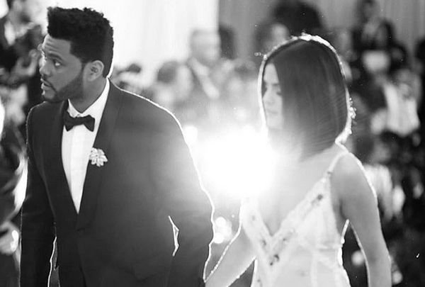 Селена Гомес выбрала смелый наряд для свидания с The Weeknd