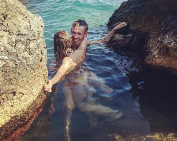 Алексей Панин с новой избранницей отдыхает на нудистском пляже