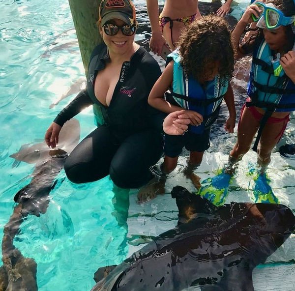 Мэрайя Кэри решилась пустить своих детей поплавать с акулами