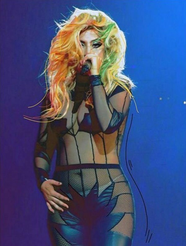 Леди Гага поразила, выйдя на сцену в прозрачном комбинезоне