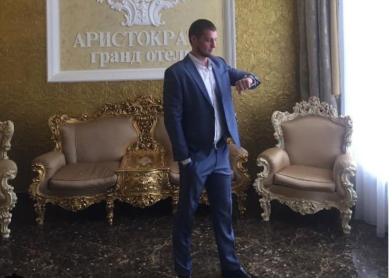 Александр Задойнов оставил фанатов в недоумении свадебными фото