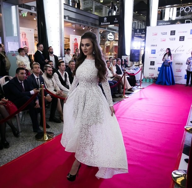 Обладательница пышной груди модель Алиса Котельникова получила корону на Конкурсе красоты