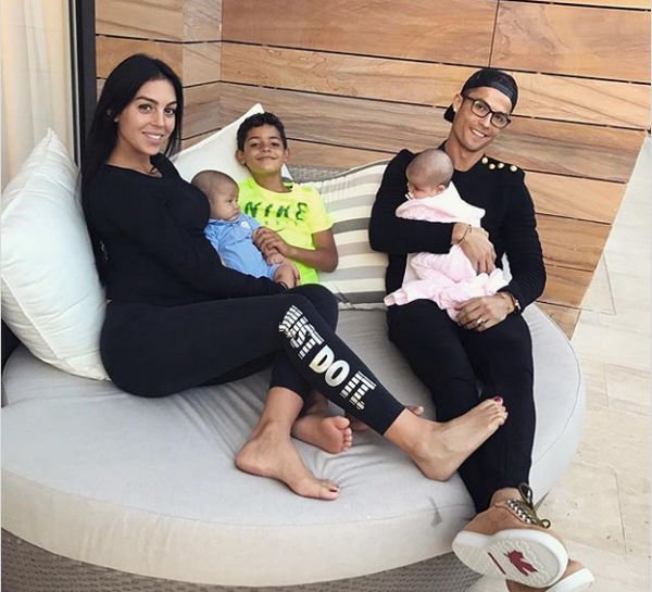 Беременная избранница Криштиану Роналду опубликовала трогательное семейное фото