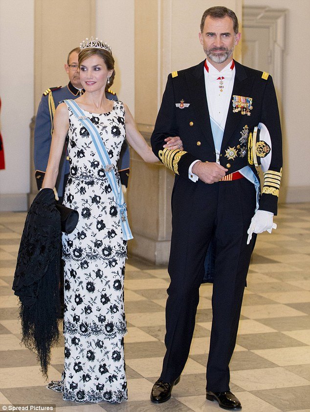 Испанская королева Летиция удивила публику стильным и дешёвым платьем