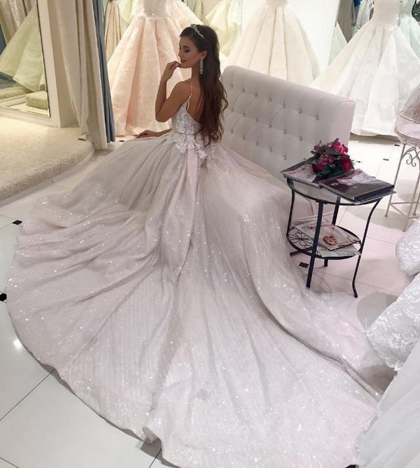 Анна Бузова озадачила фотографией в свадебном платье