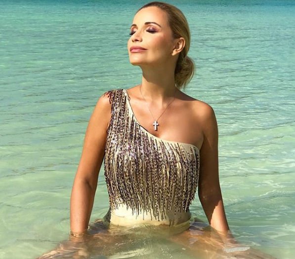 Ольга Орлова примерила роскошный серебристый купальник