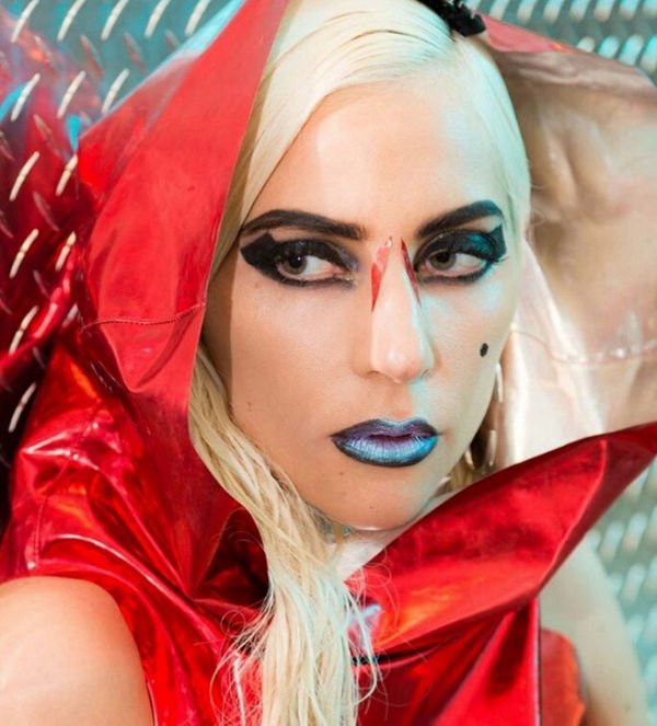 Леди Гага порадовала фанатов привычным экстравагантным образом