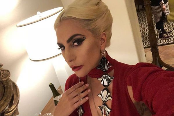 Леди Гага порадовала фанатов привычным экстравагантным образом