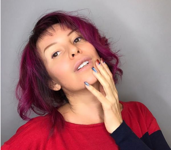 Наталья Штурм продемонстрировала новый яркий цвет волос
