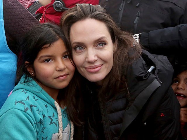 Анджелина Джоли с детьми посетила лагерь беженцев